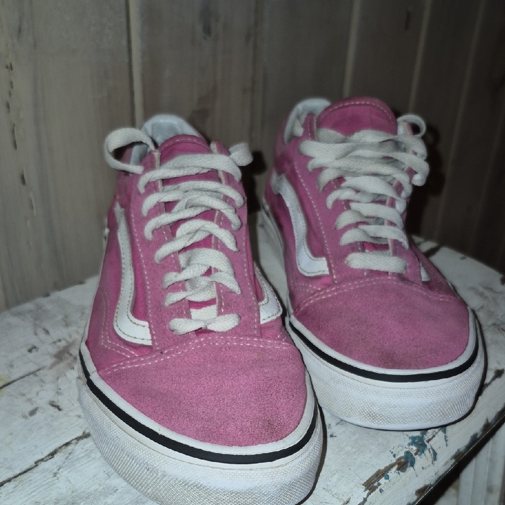 Vans Pink and White Sneakers with Classic Low-Top Design